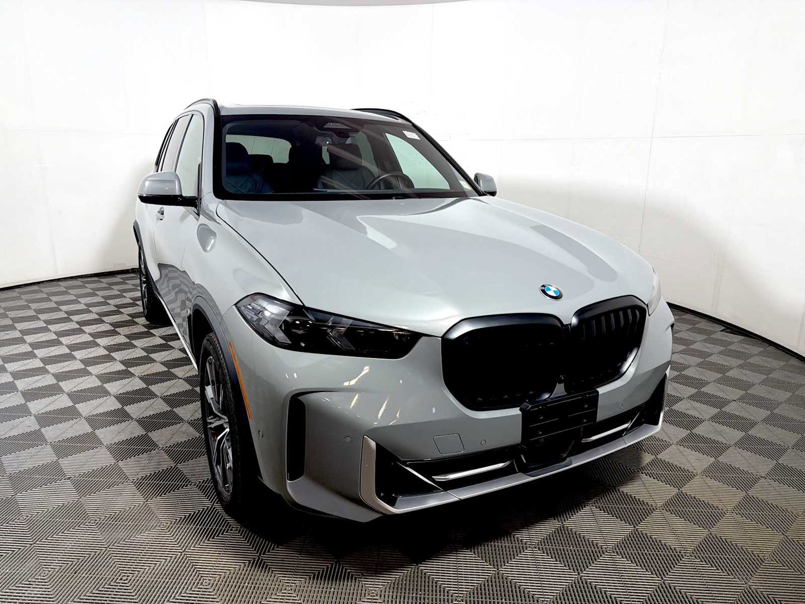 Used 2025 BMW X5 xDrive40i w/ M Sport Package AWD/4WD image 2