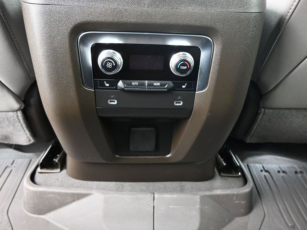 Certified 2024 GMC Yukon SLT w/ SLT Luxury Package image 23
