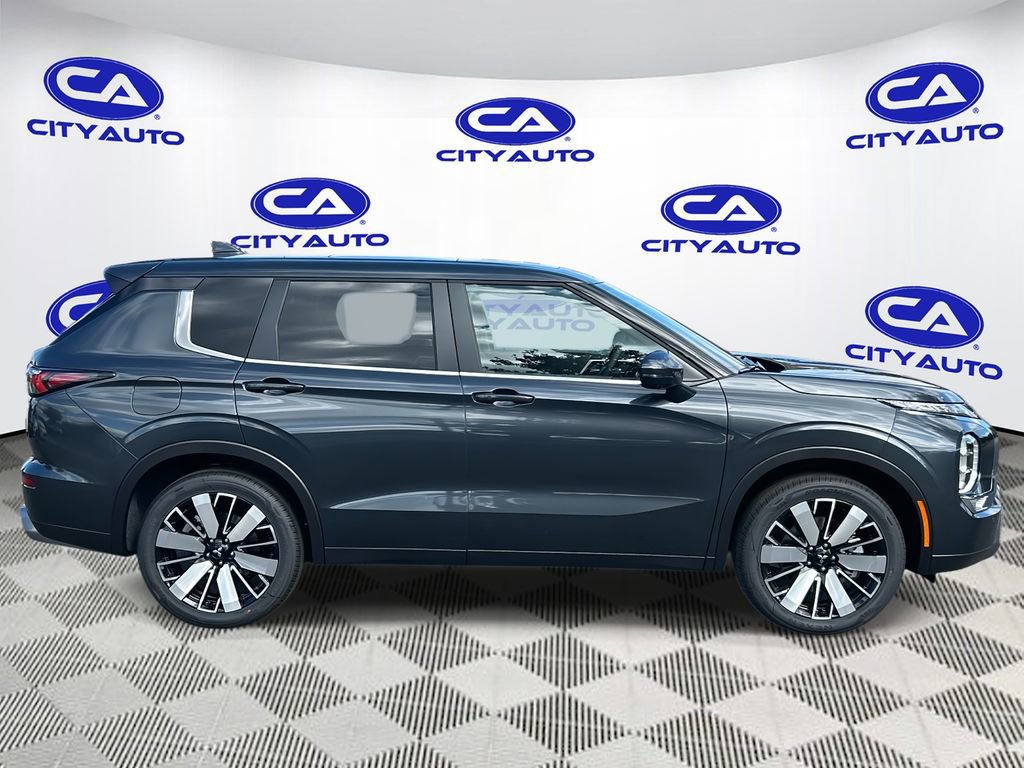 New 2025 Mitsubishi Outlander SE image 2