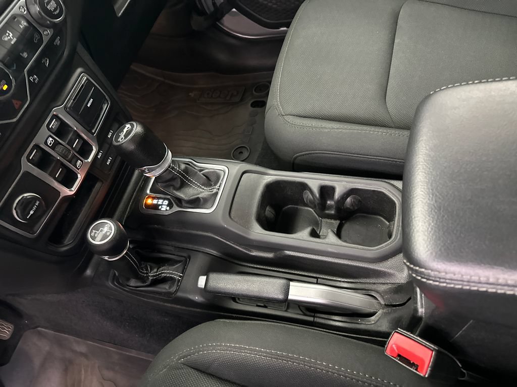 Used 2018 Jeep Wrangler Unlimited Sahara AWD/4WD image 29