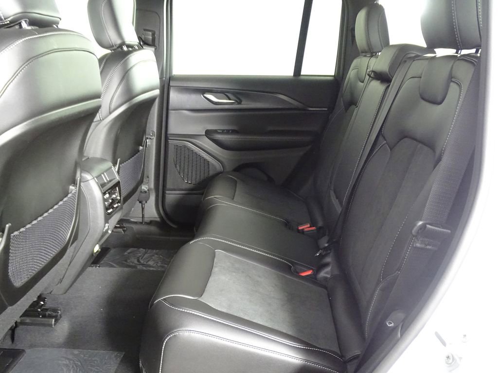 New 2025 Jeep Grand Cherokee Altitude image 13