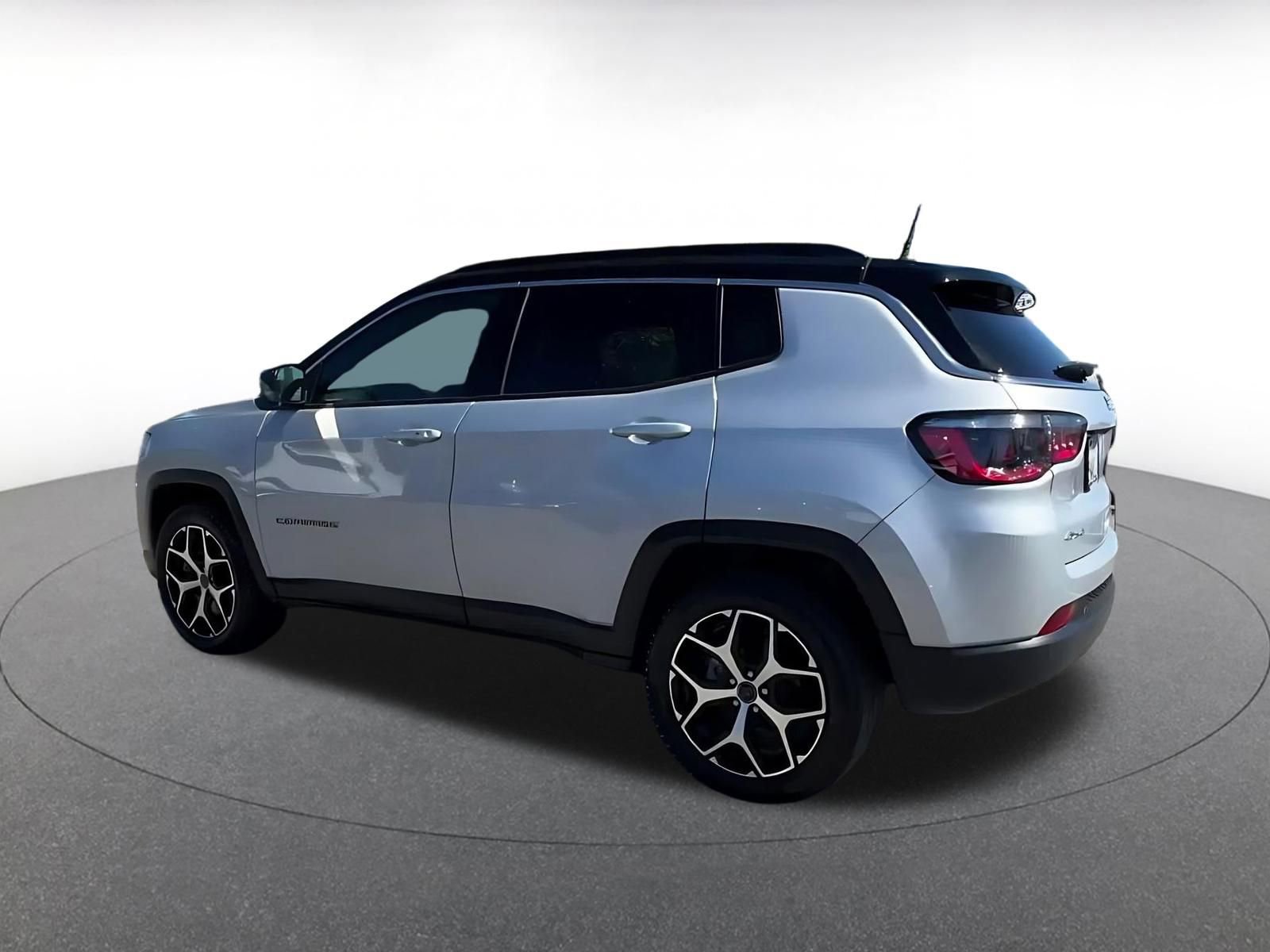 Used 2025 Jeep Compass Limited image 10