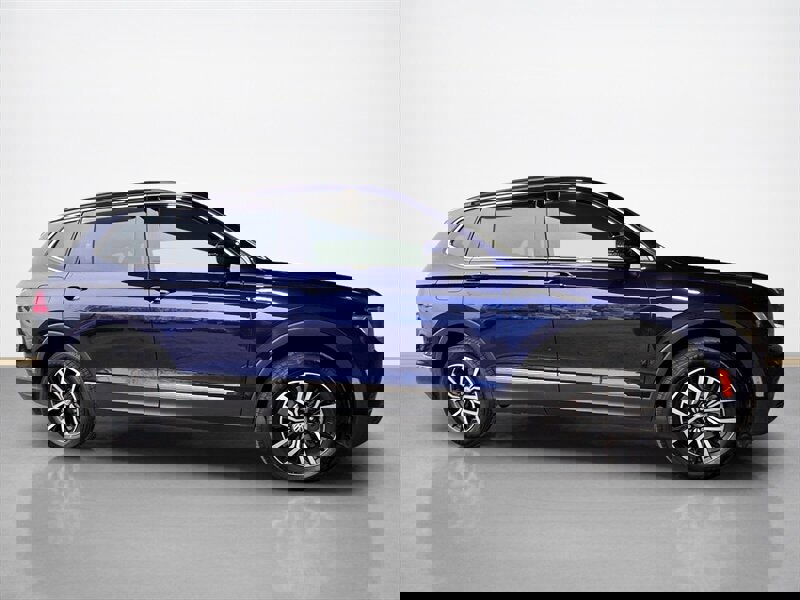 Used 2021 Volkswagen Tiguan SE w/ Panoramic Sunroof Package AWD/4WD image 2