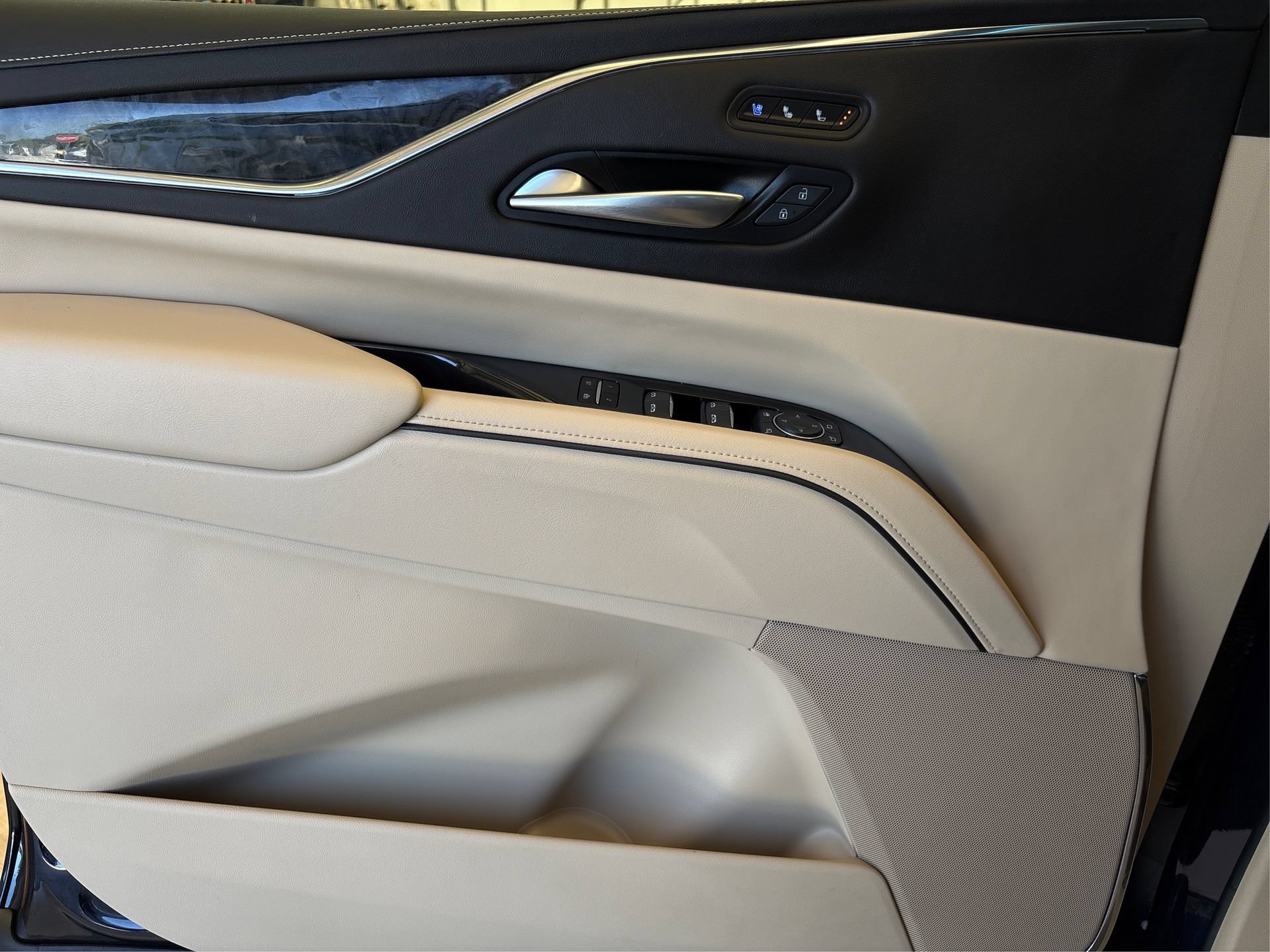 Certified 2024 Cadillac Escalade Premium Luxury AWD/4WD image 21