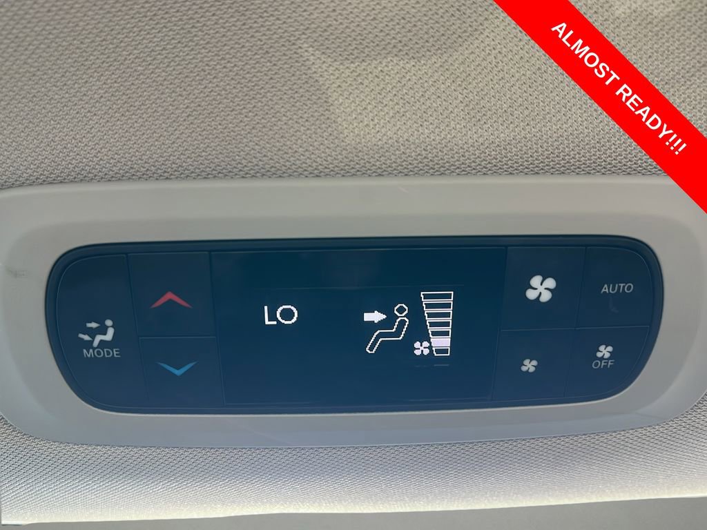 Used 2023 Chrysler Pacifica Touring-L FWD image 11