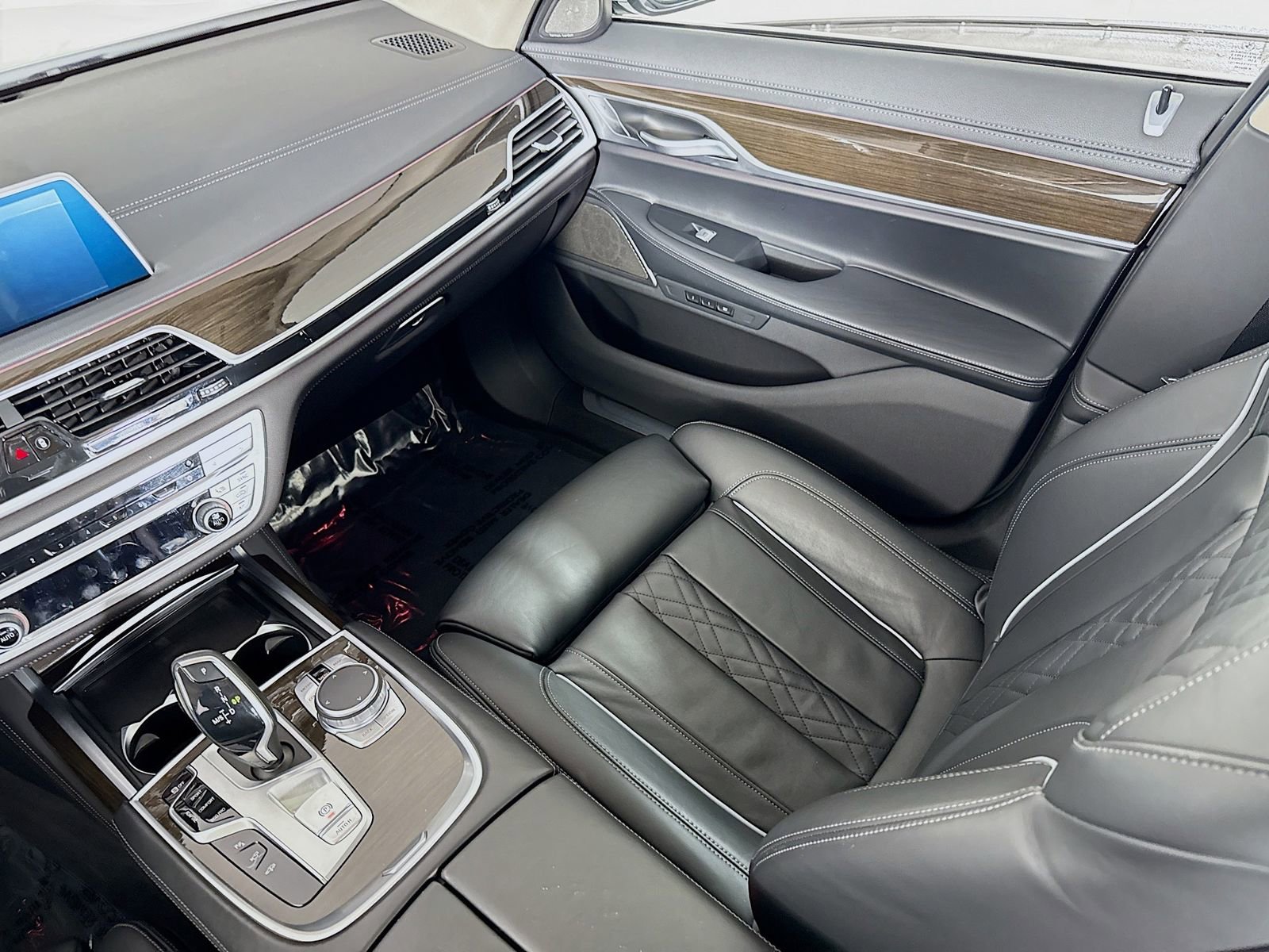 Certified 2022 BMW 750i xDrive image 25