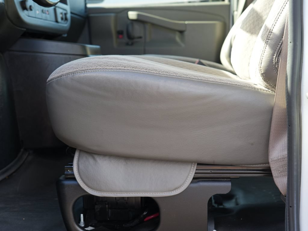 Used 2017 Chevrolet Express 2500 RWD image 15