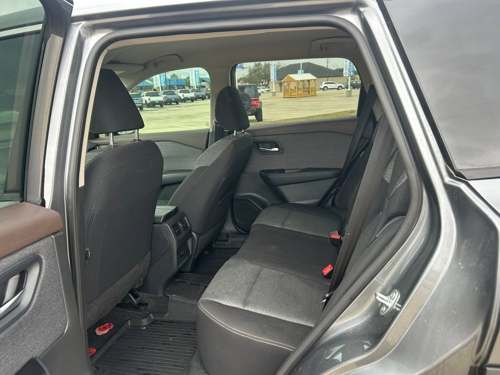 Used 2023 Nissan Rogue SV image 11