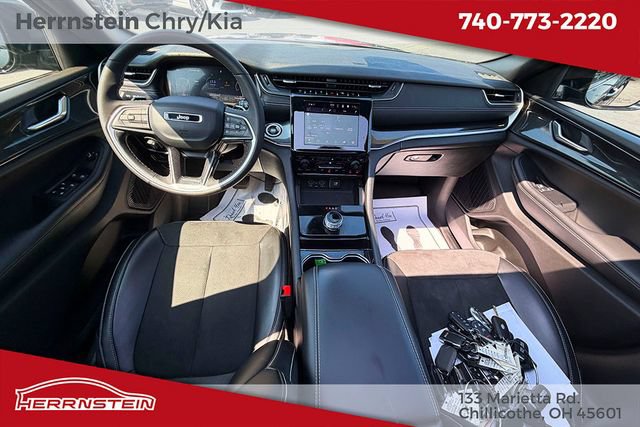 Used 2023 Jeep Grand Cherokee Altitude AWD/4WD image 10