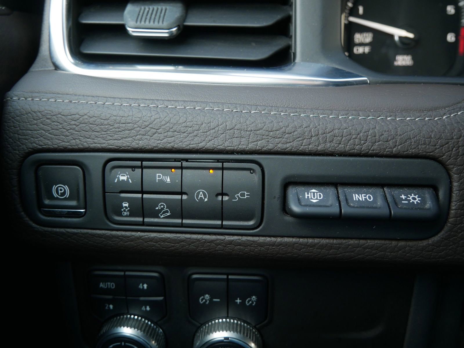 Used 2021 GMC Yukon Denali w/ Denali Premium Package image 27