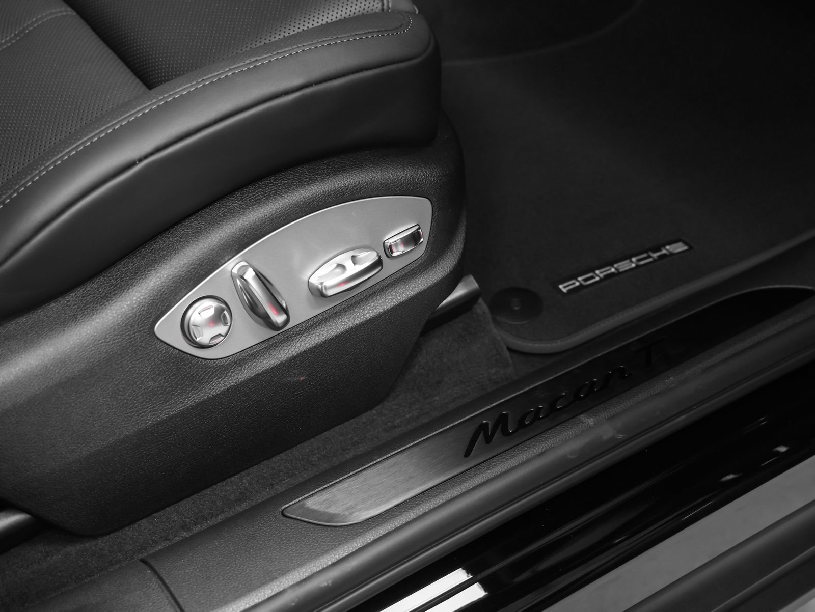 New 2026 Porsche Macan Turbo AWD/4WD image 23