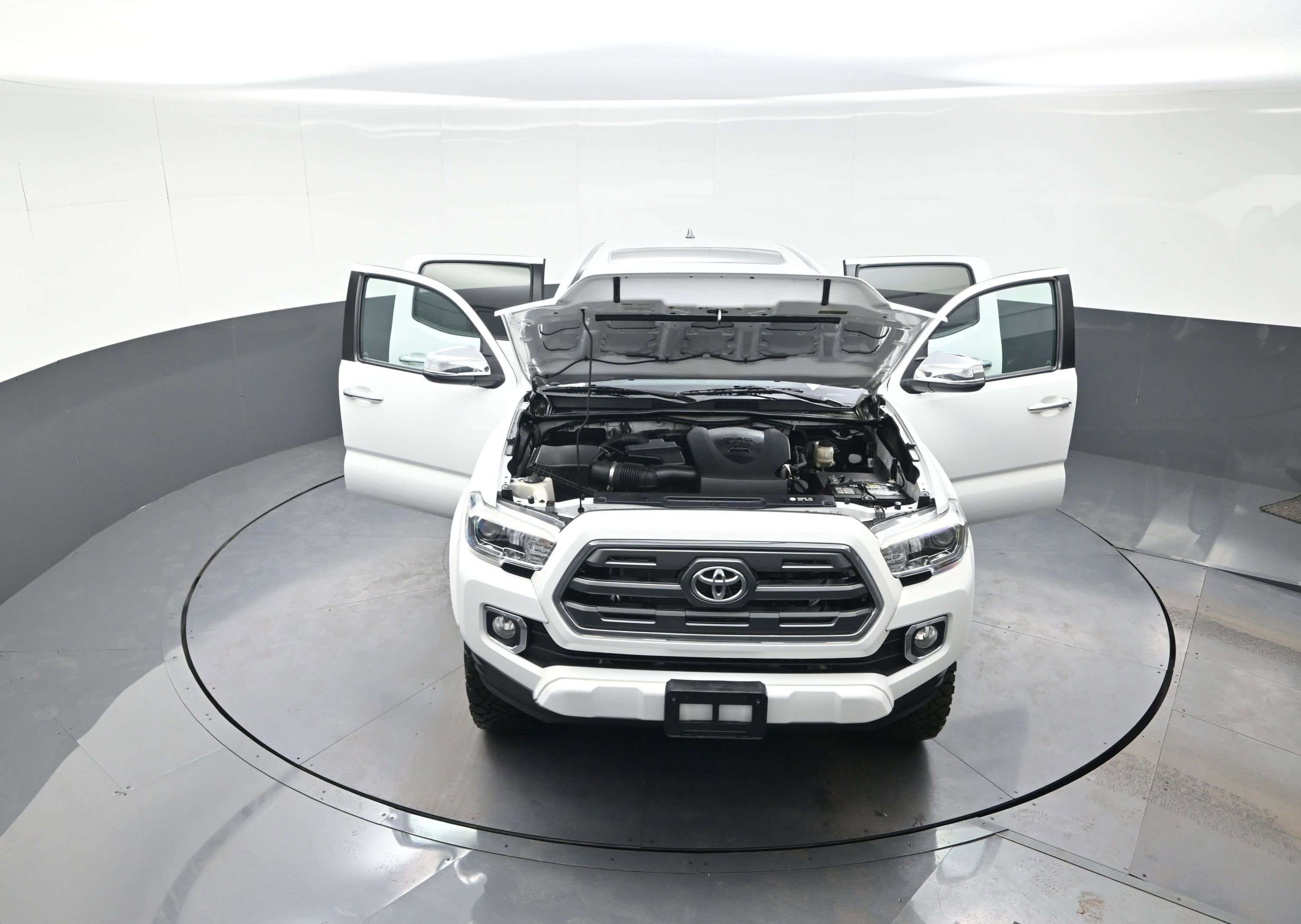 Used 2017 Toyota Tacoma Limited w/ Tow Package AWD/4WD image 12