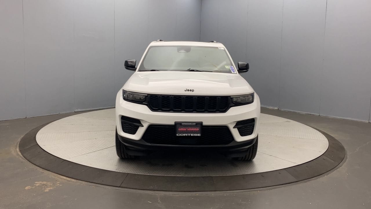 Used 2023 Jeep Grand Cherokee Altitude AWD/4WD image 8