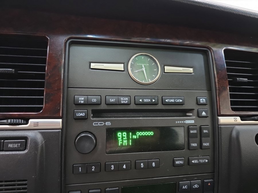 Used 2008 Lincoln Town Car Signature Limited RWD image 16