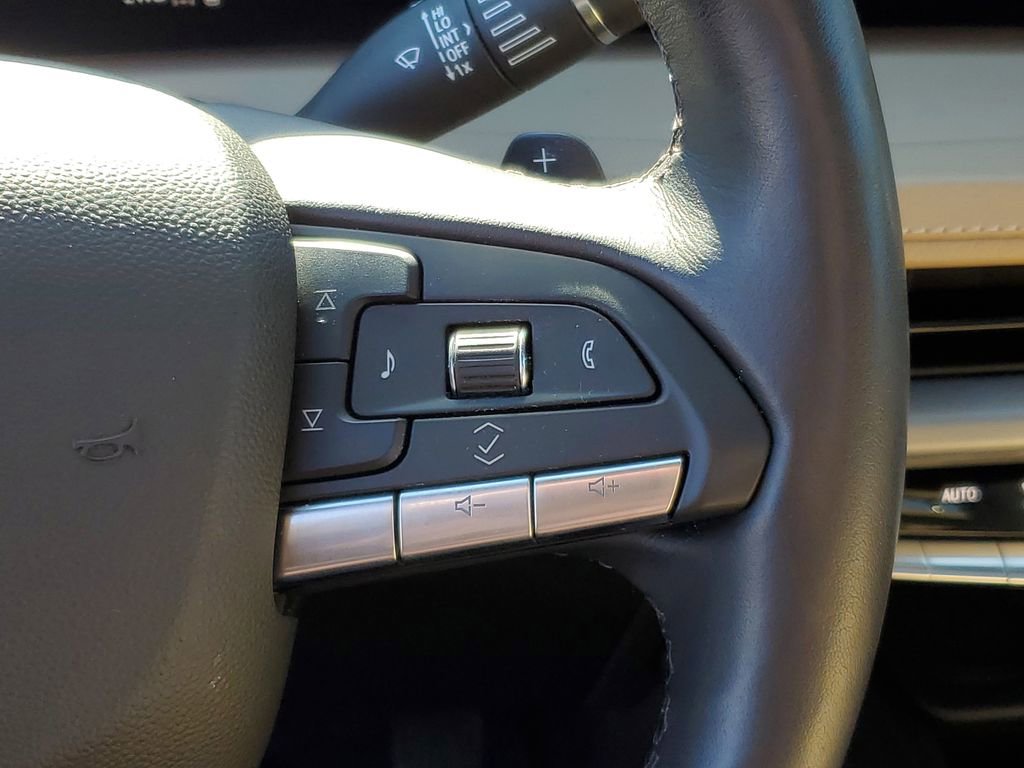 Used 2024 Cadillac XT4 Luxury w/ Cold Weather Package AWD/4WD image 13