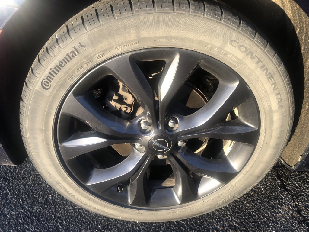 Used 2018 Chrysler Pacifica Touring-L Plus w/ Advanced Safetytec Group image 2