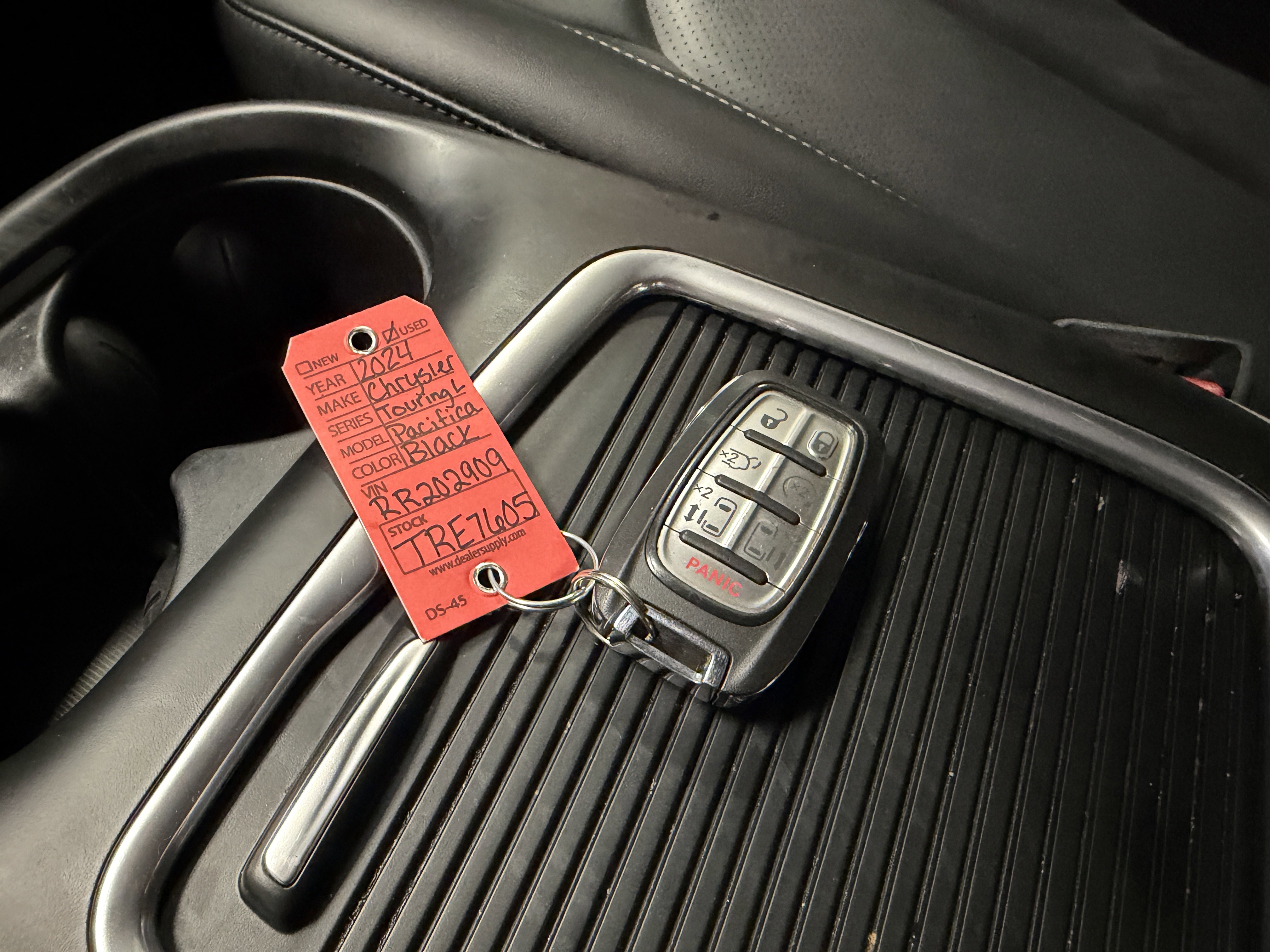 Used 2024 Chrysler Pacifica Touring-L image 14