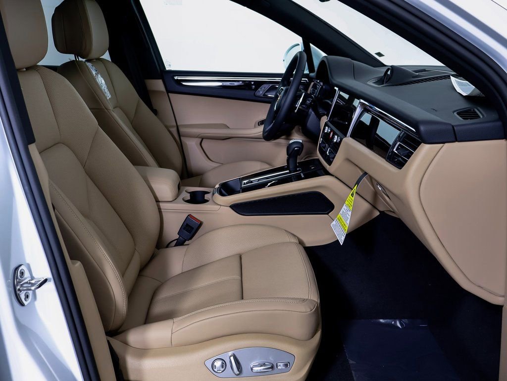 Certified 2025 Porsche Macan image 8