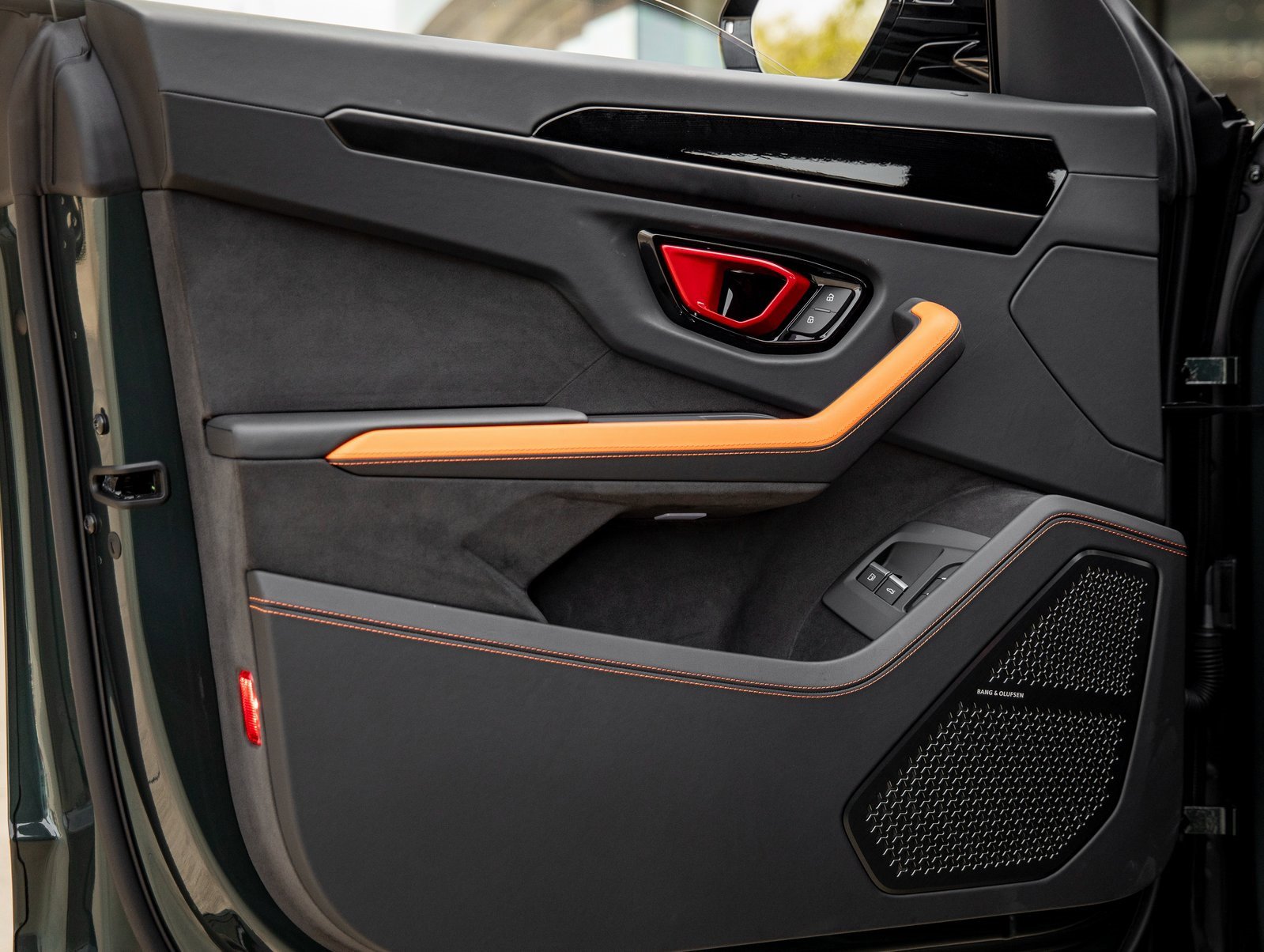 Used 2025 Lamborghini Urus SE image 17