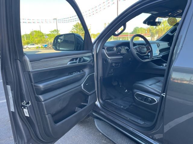 Used 2024 Jeep Wagoneer L Series II w/ Flexible Seating Group AWD/4WD image 4