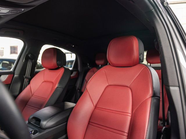 Certified 2025 Porsche Cayenne Coupe image 5