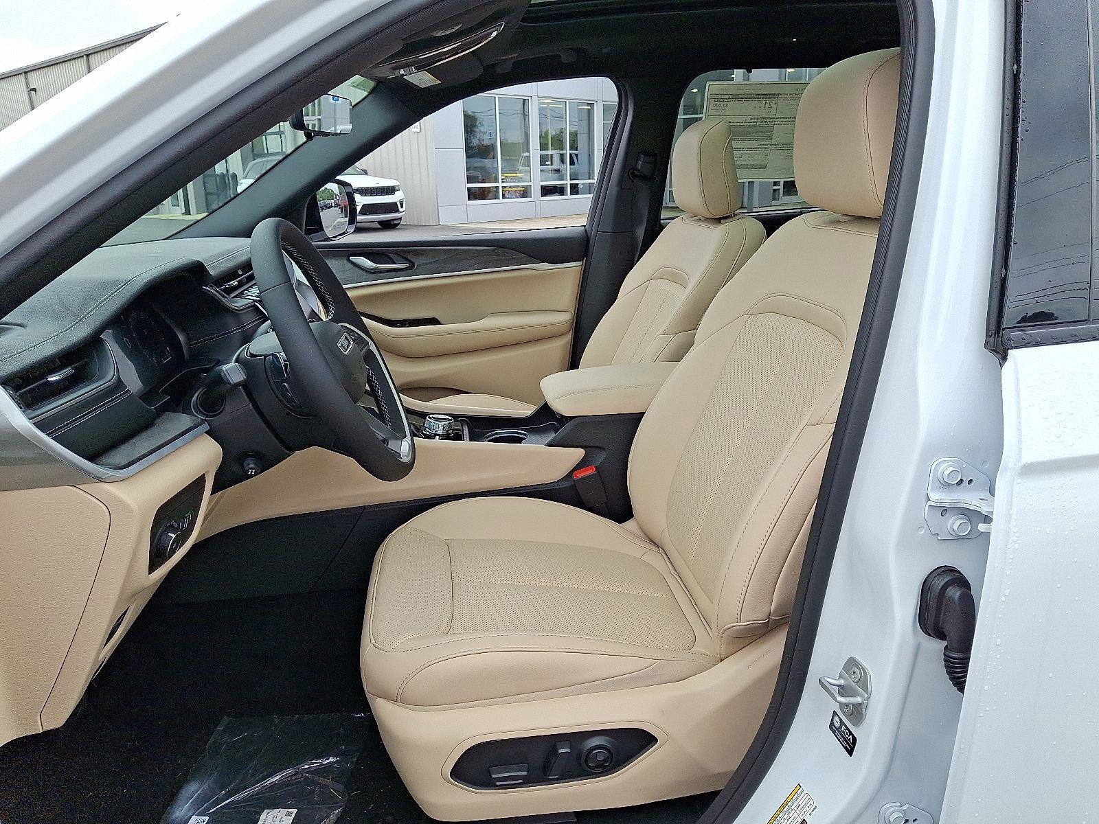 New 2025 Jeep Grand Cherokee L Limited w/ Luxury Tech Group II image 10