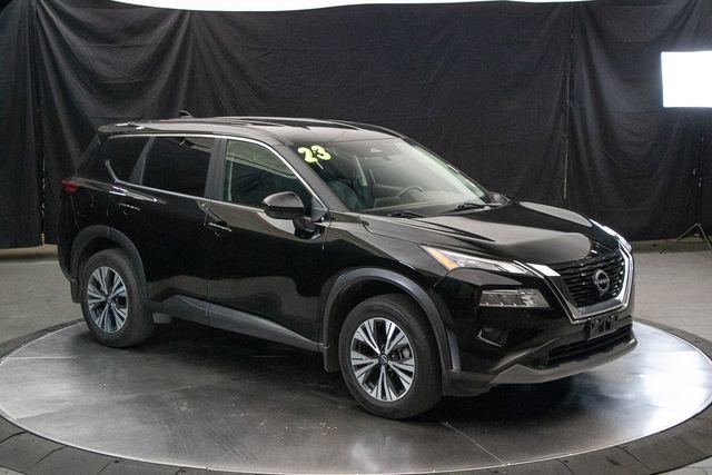 Used 2023 Nissan Rogue SV image 2