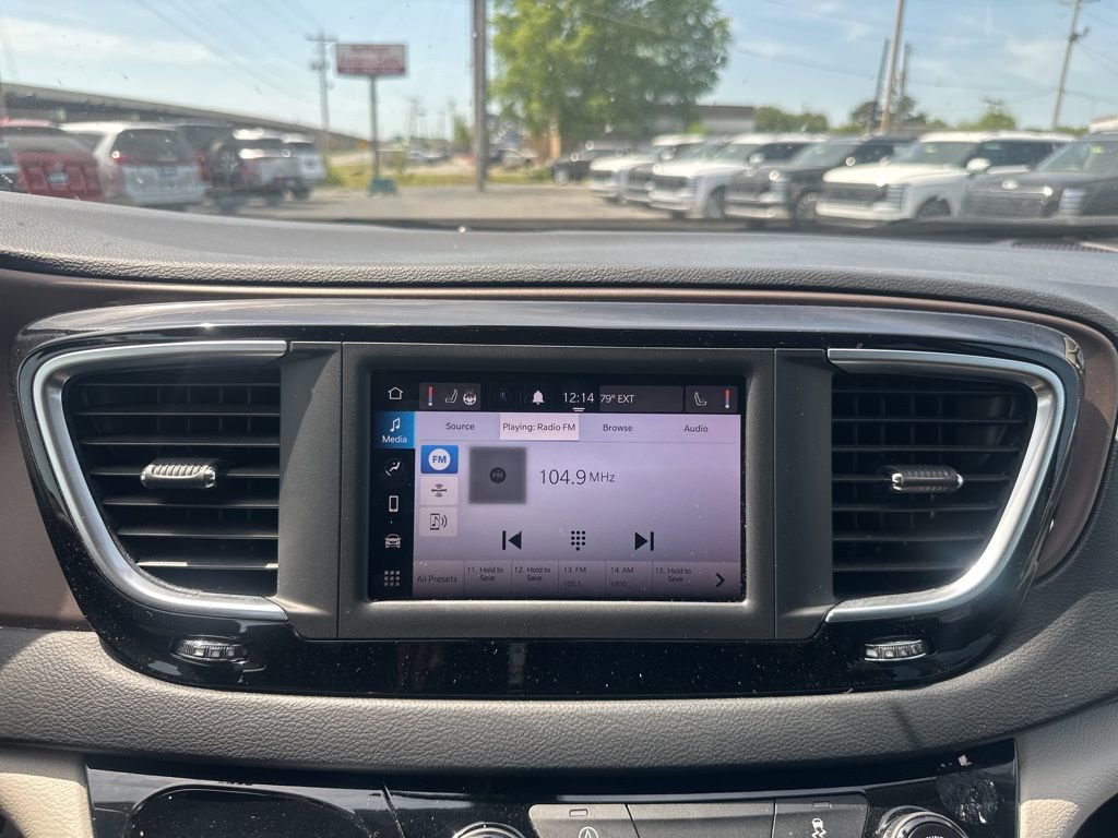 Used 2022 Chrysler Voyager LX image 21