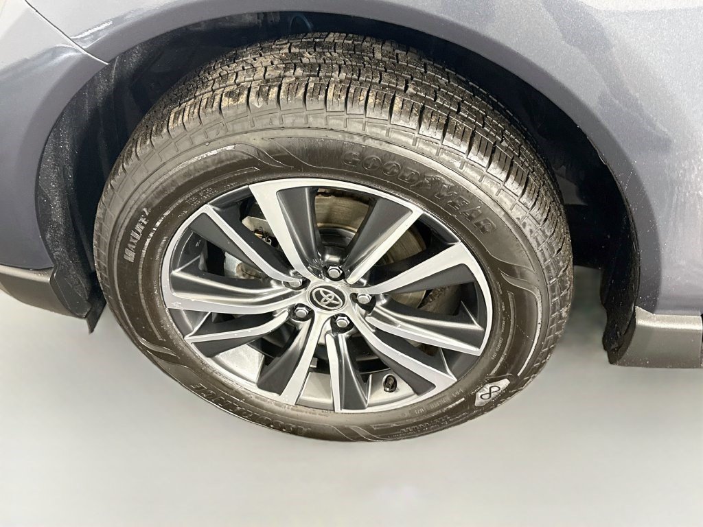 Used 2024 Toyota Venza LE AWD/4WD image 37