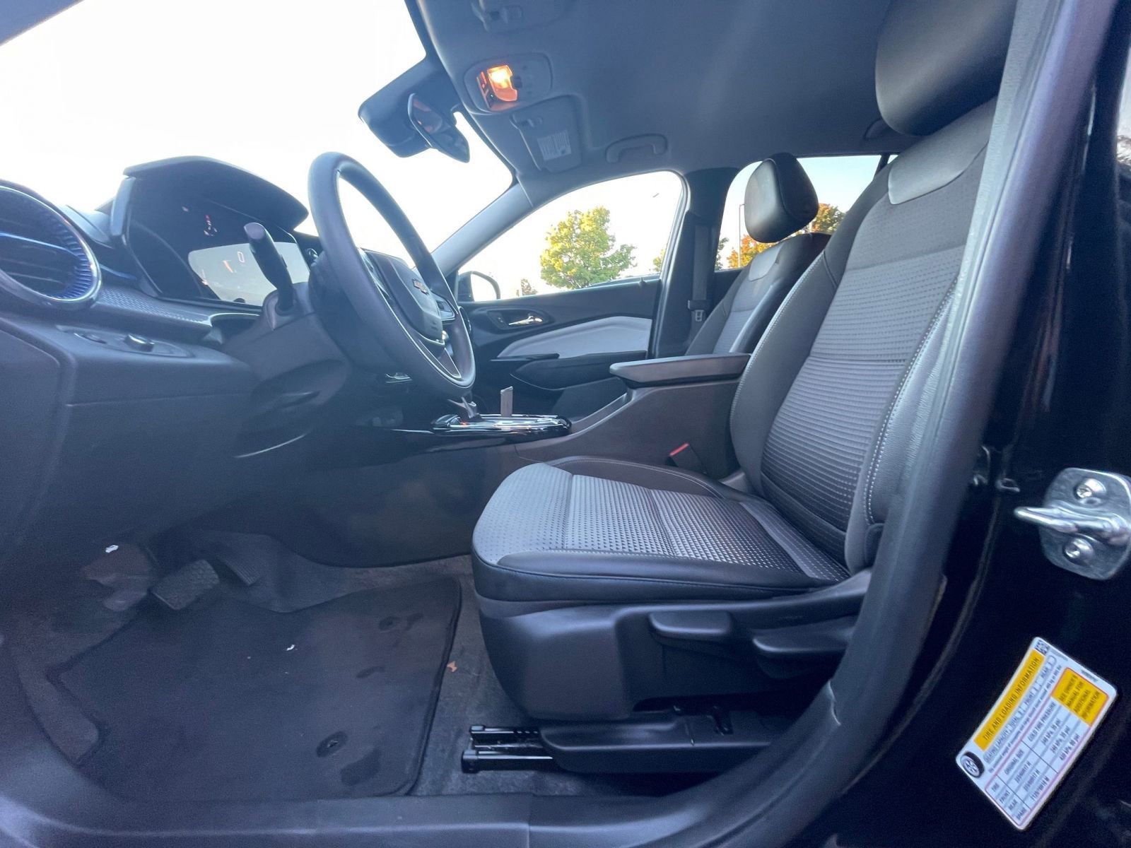 Used 2025 Chevrolet Trax LT image 21