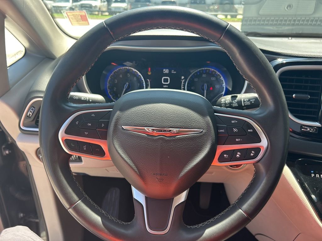 Used 2022 Chrysler Pacifica Touring-L image 8
