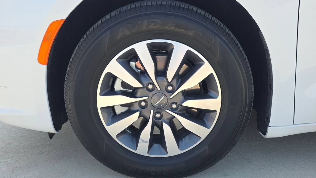 Used 2022 Chrysler Pacifica Touring-L FWD image 10