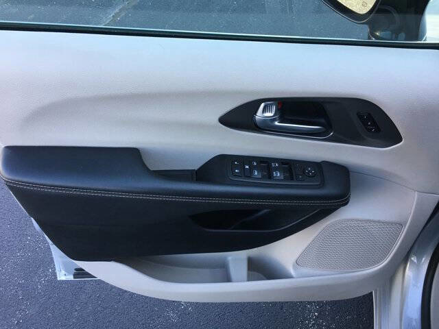 Used 2024 Chrysler Pacifica Touring-L image 13