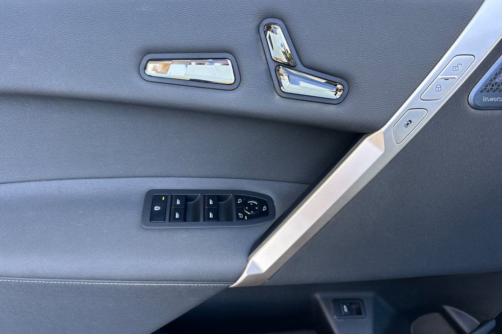 Used 2023 BMW iX xDrive50 w/ Premium Package image 10