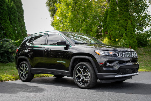 Used 2025 Jeep Compass Limited AWD/4WD image 3