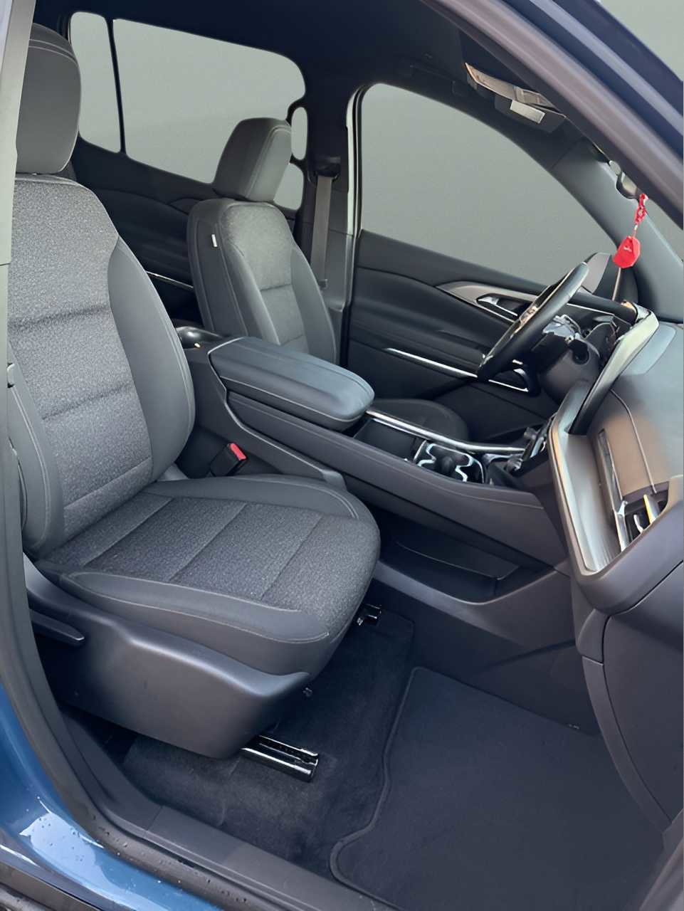 Used 2025 Chevrolet Traverse LT image 17