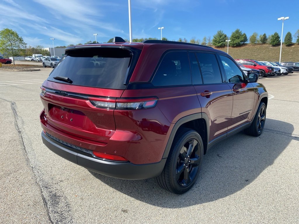 Used 2023 Jeep Grand Cherokee Altitude image 3