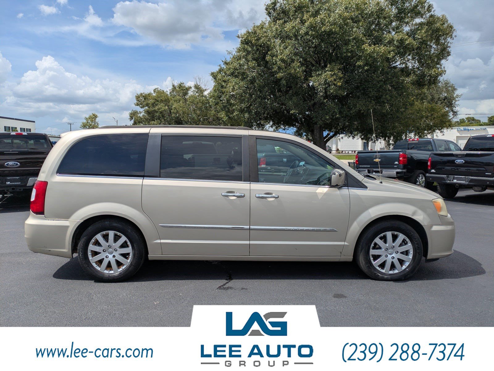 Used 2014 Chrysler Town & Country Touring w/ Driver Convenience Group FWD image 2