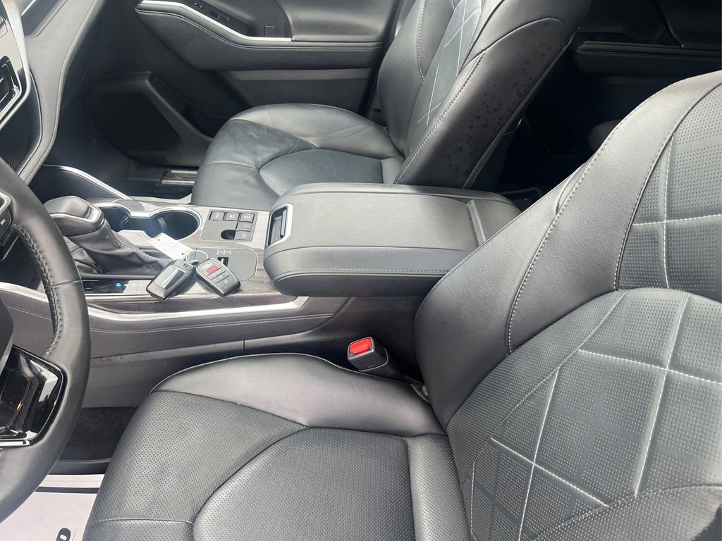 Used 2024 Toyota Highlander Platinum image 12