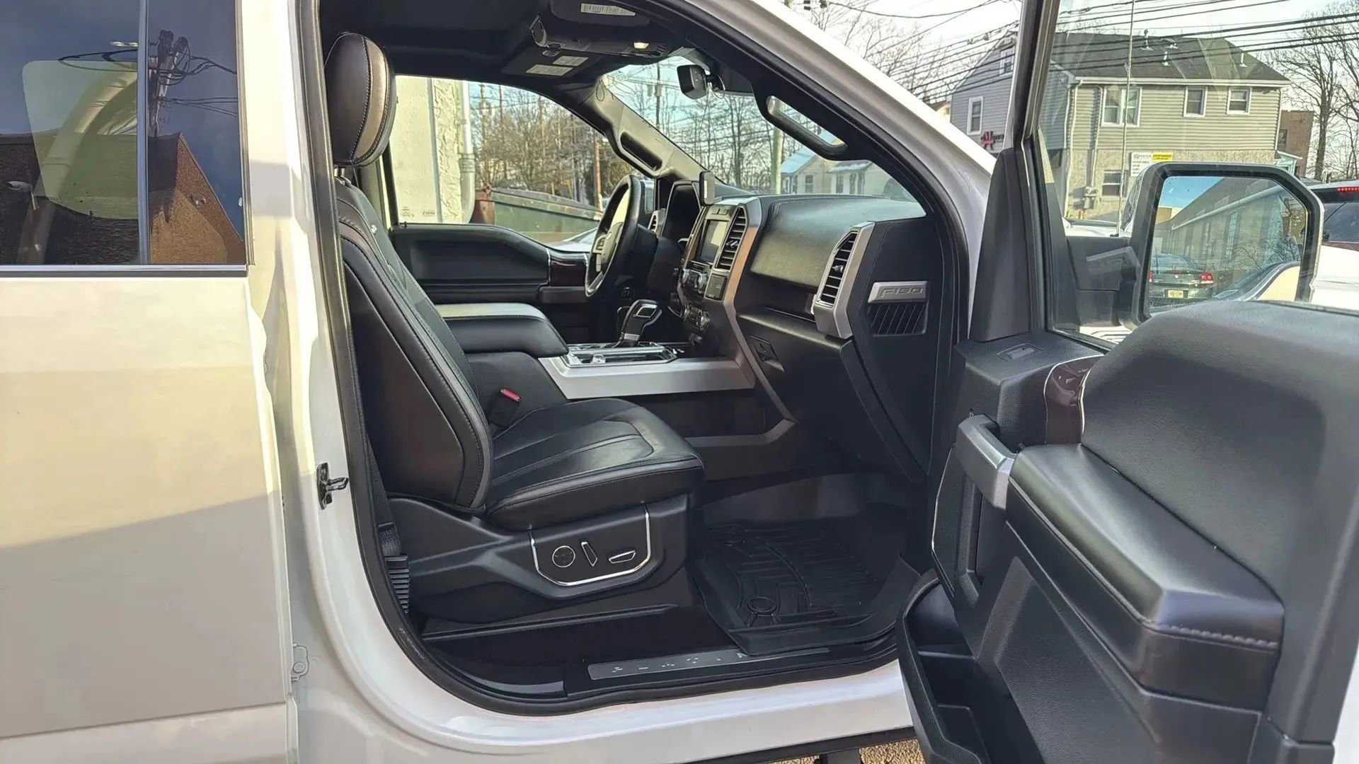 Used 2016 Ford F150 Platinum w/ Equipment Group 701A Luxury image 23