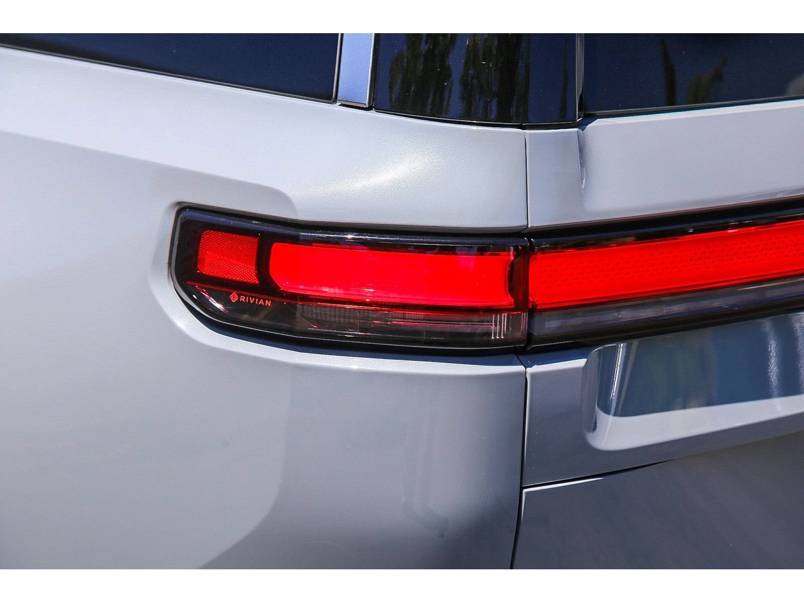 Used 2025 Rivian R1S Adventure AWD/4WD image 8