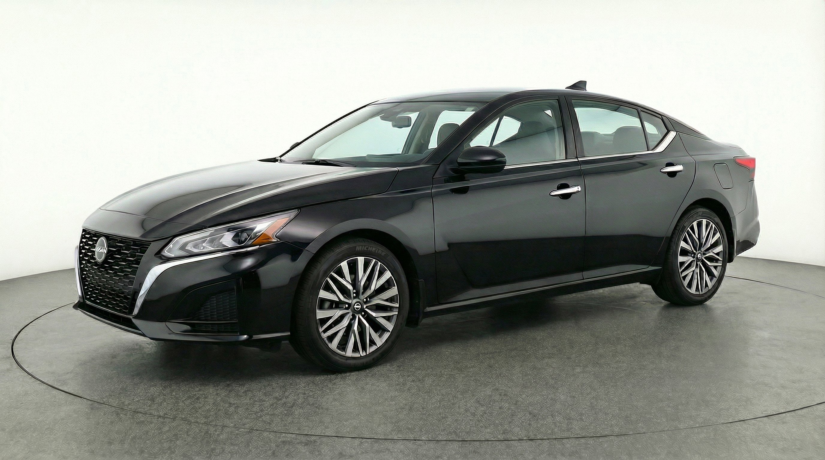 Used 2025 Nissan Altima 2.5 SV image 3