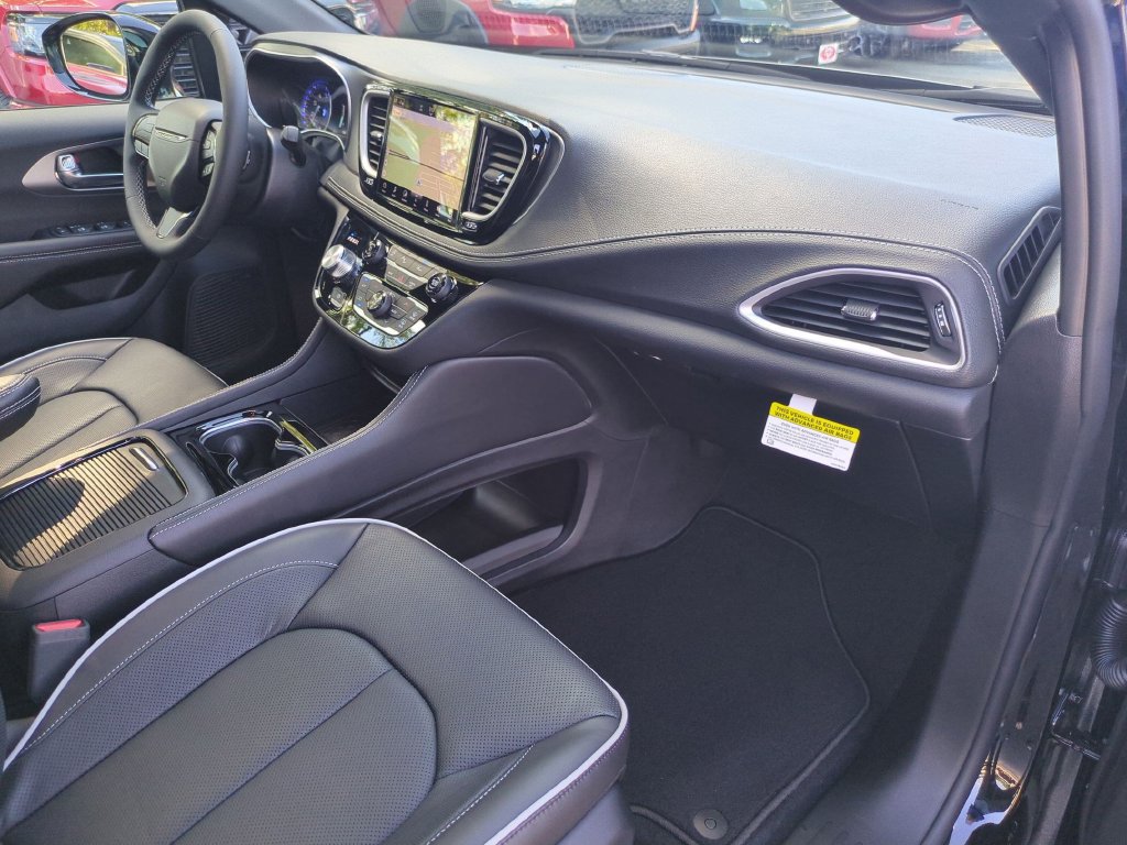 New 2027 Chrysler Pacifica Limited FWD image 37