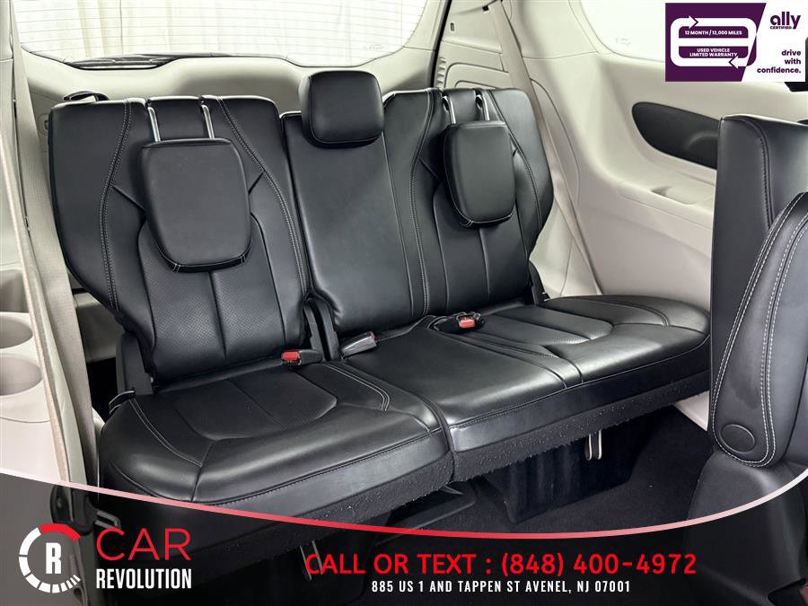 Used 2023 Chrysler Pacifica Touring-L FWD image 37
