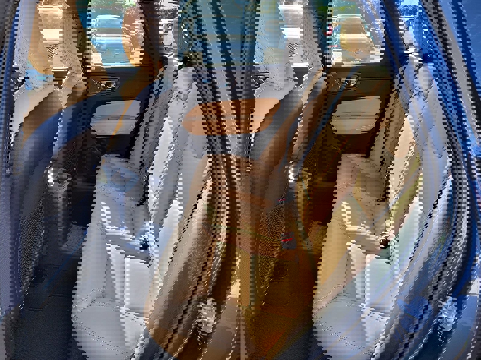 Certified 2024 Volvo XC60 T8 Ultimate w/ Protection Package Premier image 11