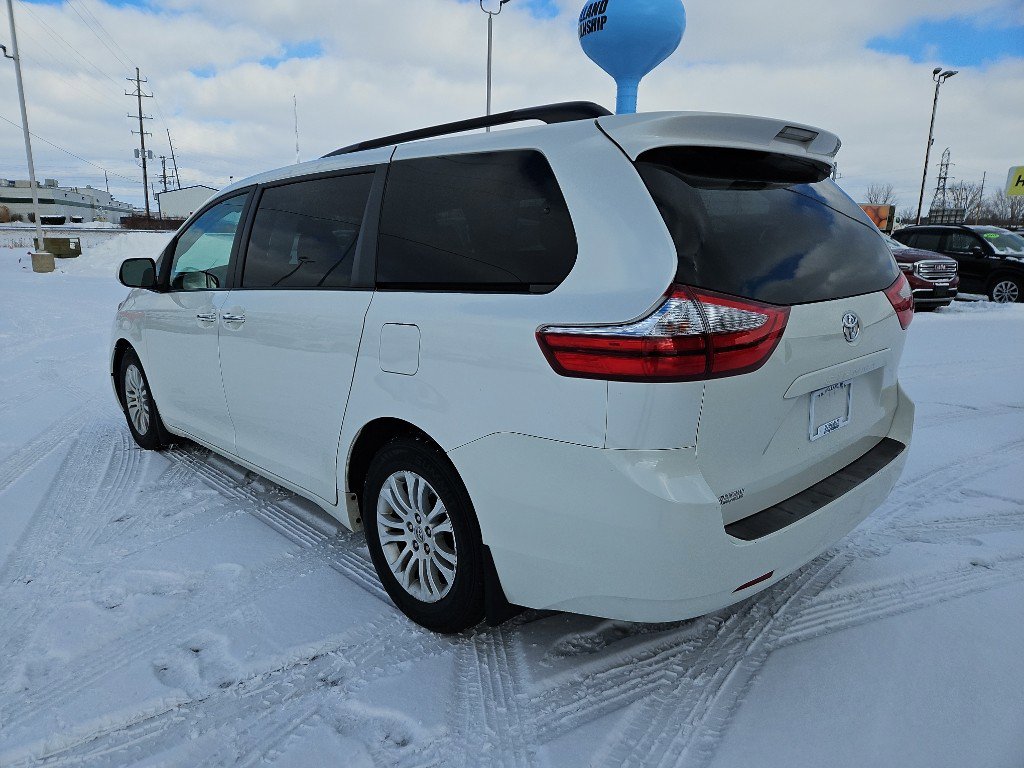 Used 2016 Toyota Sienna XLE image 2