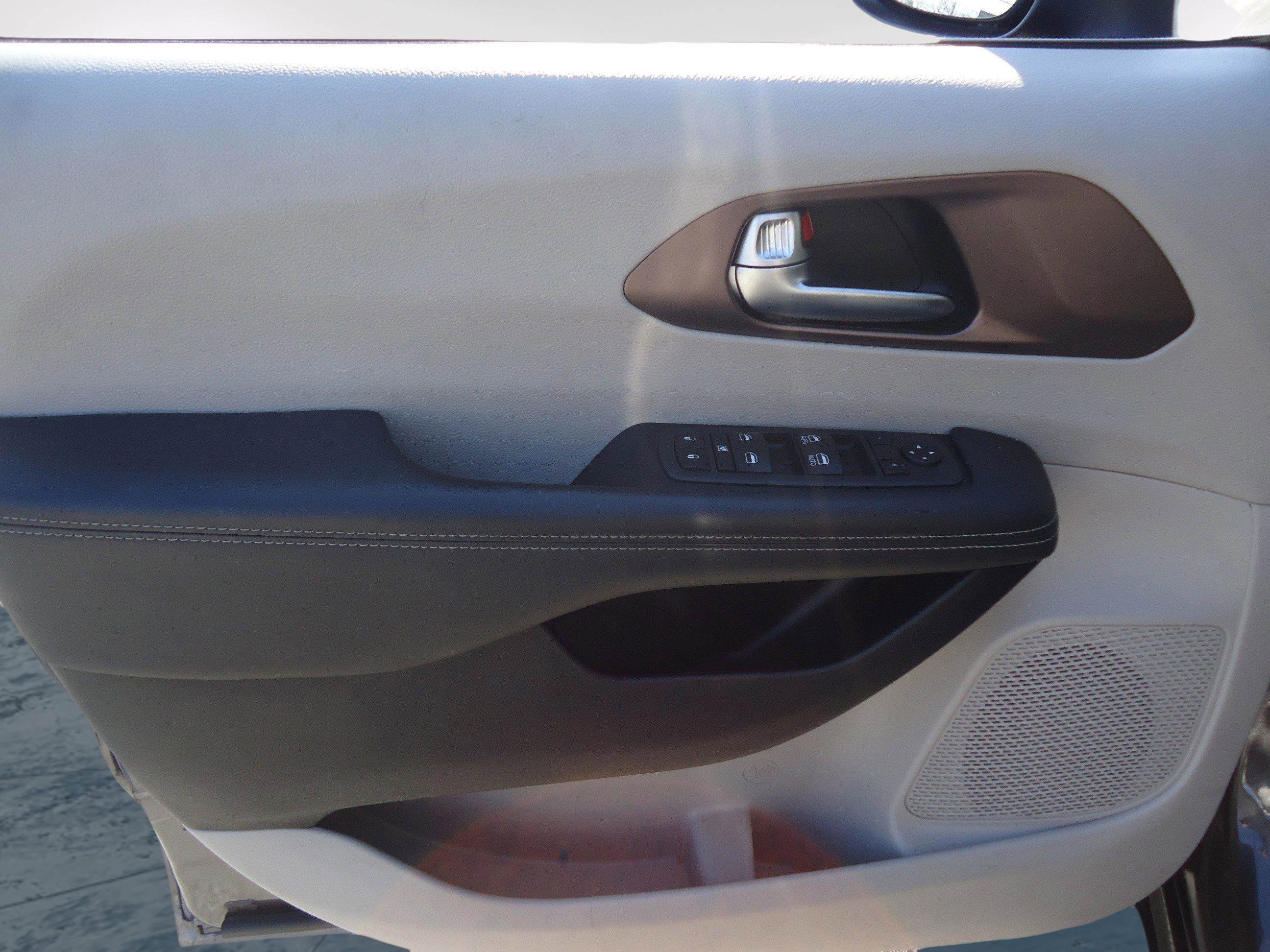 Used 2023 Chrysler Voyager LX image 23