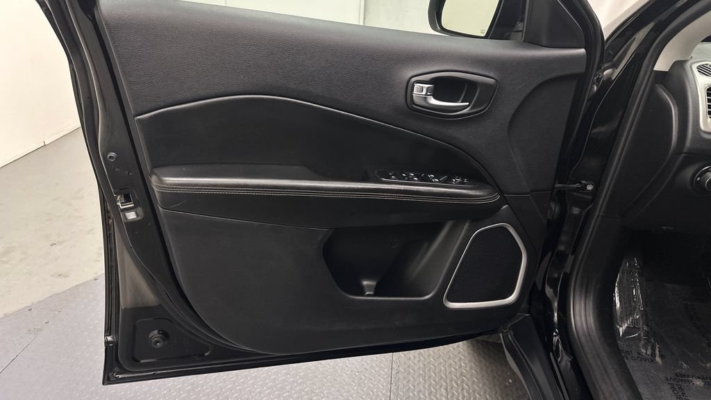 Used 2019 Jeep Compass Latitude w/ Cold Weather Group AWD/4WD image 14