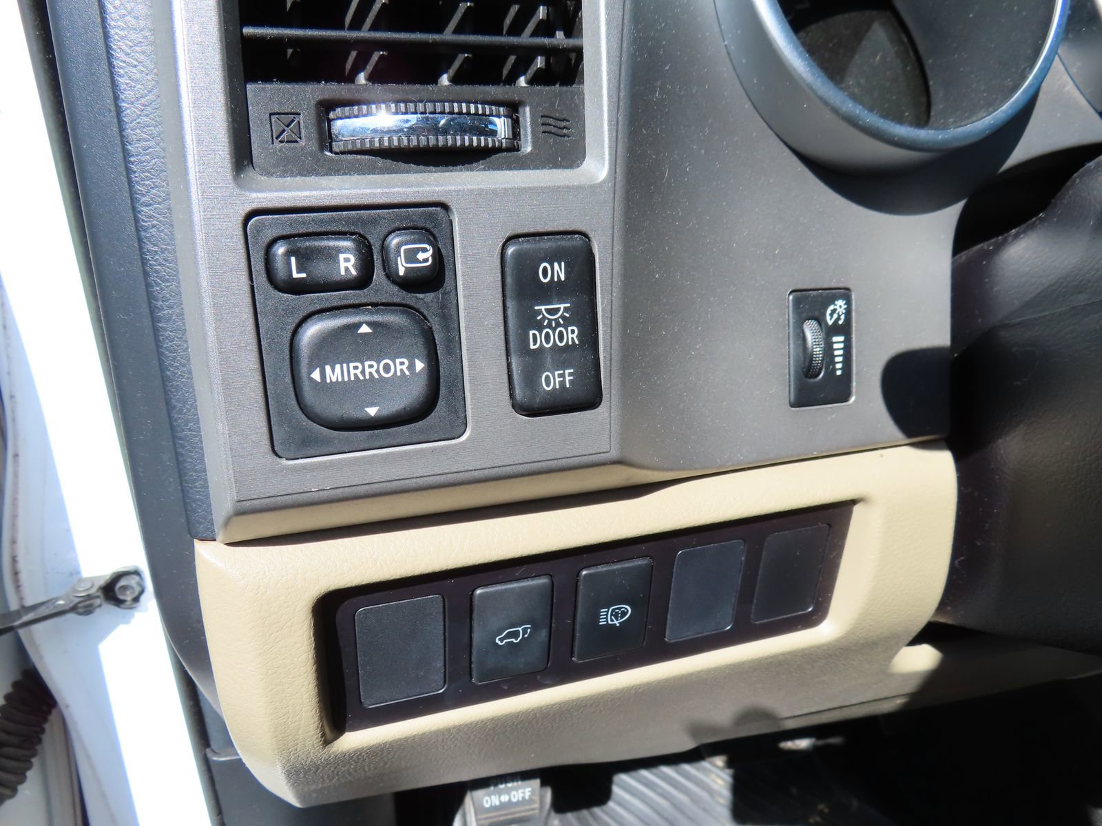 Used 2015 Toyota Sequoia Limited image 19