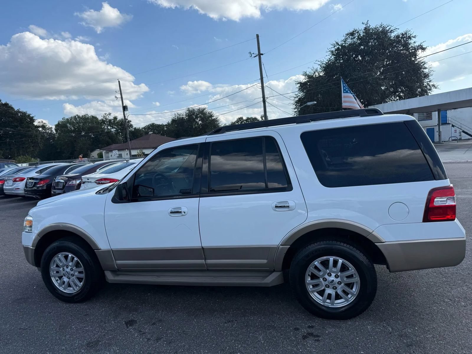 Used 2014 Ford Expedition XLT w/ Equipment Group 202A AWD/4WD image 8